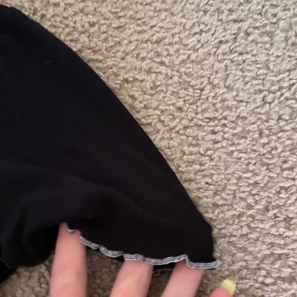 black tee with frills - Picture 4 of 4